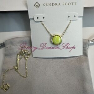 🎾Kendra Scott Tennis Ball Gold Short Pendant Necklace Chartreuse Magnesite New✨